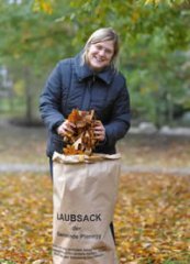Kerstin Tanzmeier mit einem Laubsack
